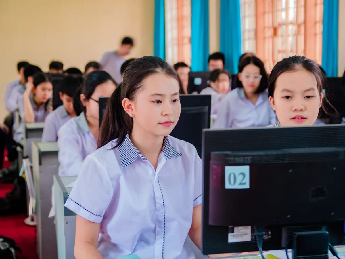 学生使用电脑学习（图库主题配图，非本基金会项目现场）